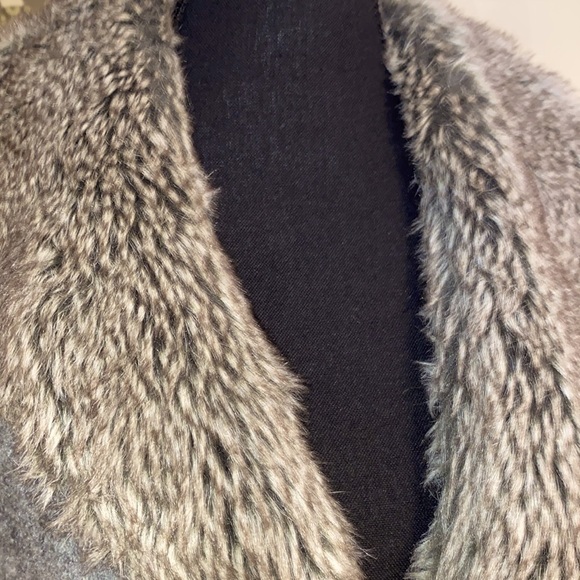 Chicos short kimono style sweater faux fur shawl collar + hook fastener 🩶 - Picture 5 of 8